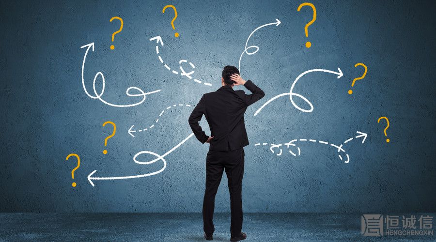 到底是公司注銷(xiāo)好還是轉(zhuǎn)讓好，這個(gè)廣州發(fā)業(yè)認(rèn)為需要根據(jù)你的實(shí)際情況來(lái)決定，如果你不想再繼續(xù)經(jīng)營(yíng)這個(gè)公司，剛好有人愿意接手這個(gè)公司，那就變更，至少還能彌補(bǔ)一些損失。而且公司轉(zhuǎn)讓是需要簽署股權(quán)協(xié)議的，所以之后不用擔(dān)心公司轉(zhuǎn)讓后做了違法的事情牽連到自己，轉(zhuǎn)讓以后公司的問(wèn)題是由新法人或股東負(fù)責(zé)。